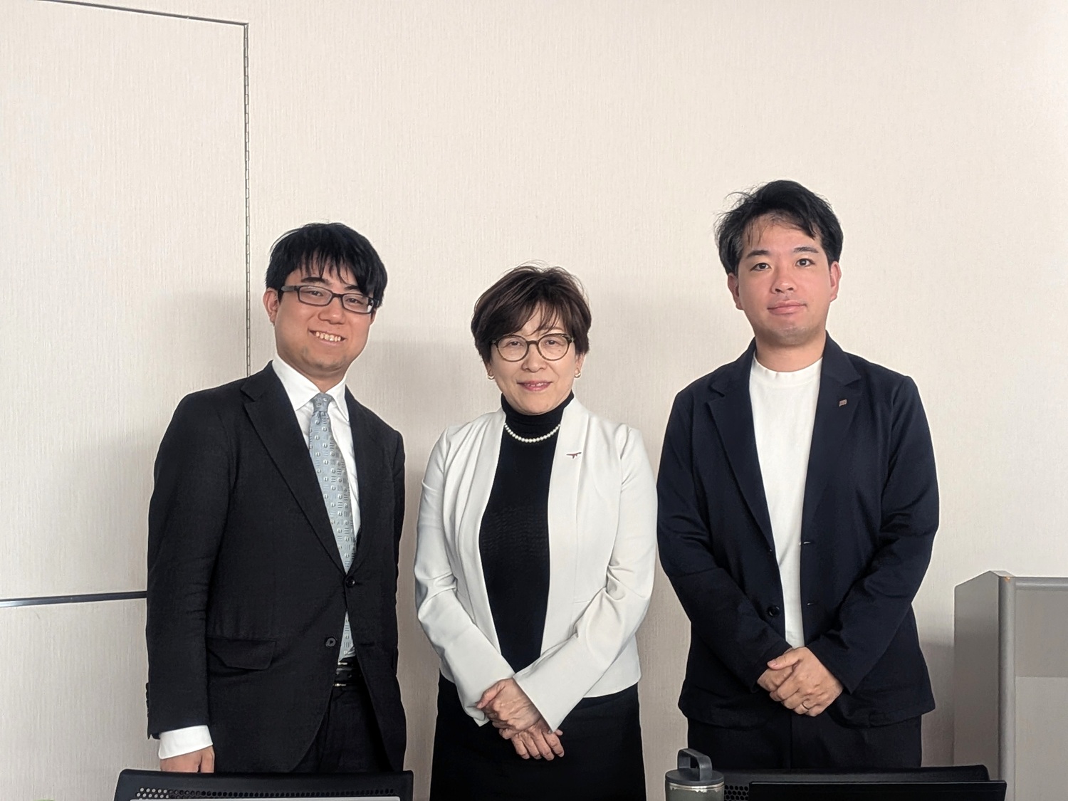 写真　ZTV 代表取締役専務 田村章泰氏 (左)、代表理事 瀧田 (中央)、ミエデン 専務取締役 小柴文明氏 (右)
